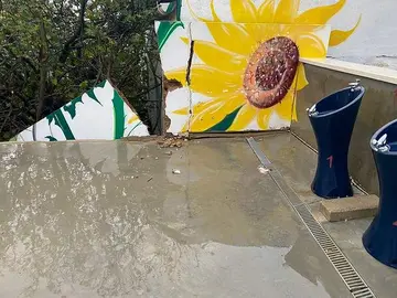 Preocupante estado del muro del Manuel Siurot