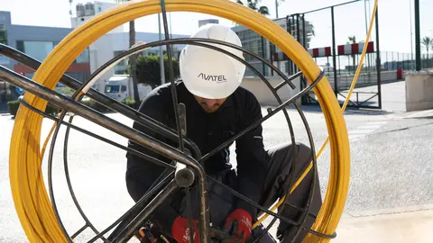 Un operario de Avatel en una instalaci&oacute;n