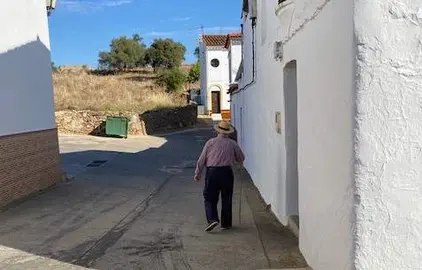 Un paisano camina por su pueblo