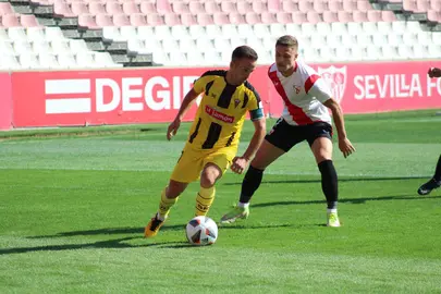 Camacho en acción con el San Roque de Lepe.