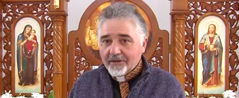 El p&aacute;rroco, en su templo de Huelva