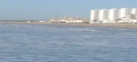 Foto compartida hoy desde Tiempo Brasero y Meteohuelva, con la playa de Punta ambientada