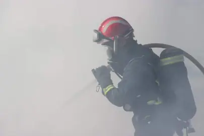 Agente del Consorcio en un incendio