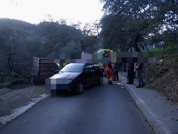 Labores de rescate del hombre atropellado en la localidad de Castañuelo