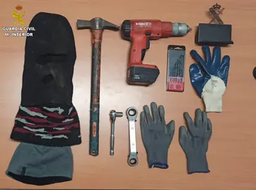 Parte de los útiles que llevaban encima los atracadores.