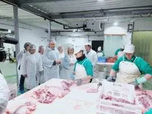 Visita de Espadas a la industria cárnica serrana