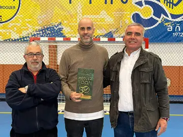 Sierra recibe el distintivo del 50º Aniversario del PAN Moguer.