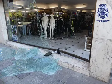 Escaparate de la tienda, destrozado por el impacto