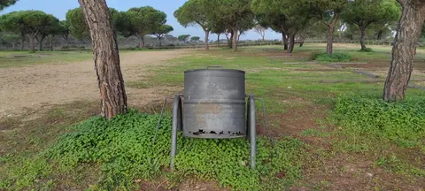 Aspecto deteriorado y oxidado de las papeleras de metal de la Cuesta Maneli