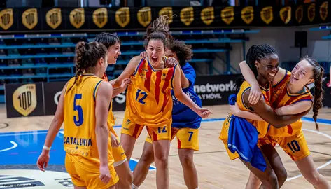 Las chicas de la selección catalana cadete celebran su victoria.
