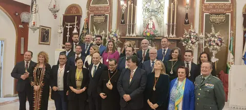 La nueva junta de gobierno con las autoridades y asistentes al acto