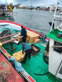 Droga a bordo del pesquero en el puerto isleño