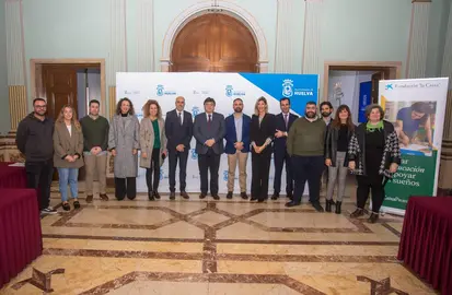 Entidades y representantes institucionales durante la presentaci&oacute;n de CaixaProinfancia en Huelva