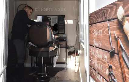 El emprendedor atiende a un cliente en su furgoneta