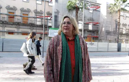 M&oacute;nica Rossi con el edificio de Hacienda detr&aacute;s