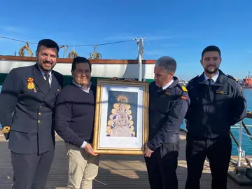 Entrega del cuadro a la tripulación