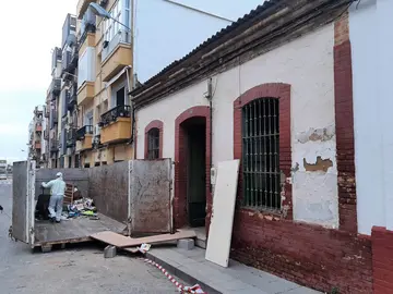 Un operario saca escombros de la vivienda