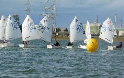 Optimist navegando por la ría de Huelva.