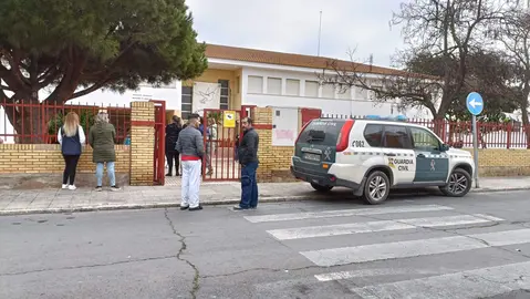 Policía Judicial a la entrada del centro.