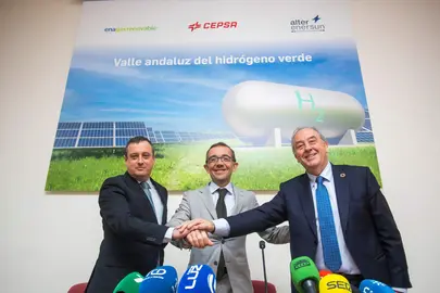 De izq. a dcha. Luis Iglesias, COO de Enagás Renovable, Joaquín Rodríguez, director de hidógeno de Cepsa y José Luis Morlanes, consejero delegado de Alter Enersun