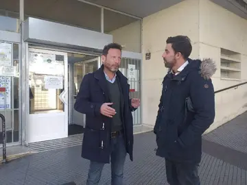 David F. Calderón a las puertas de un centro de salud de Huelva