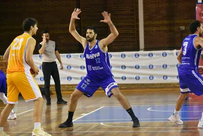 Chemari Morales defiende en un partido del Ciudad de Huelva.