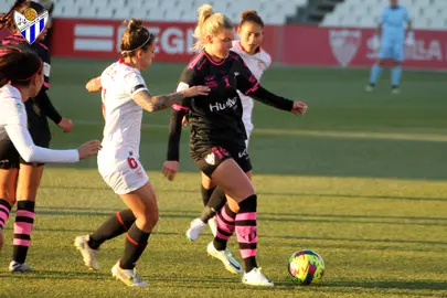Lance del encuentro entre el Sevilla y el Sporting de Huelva.