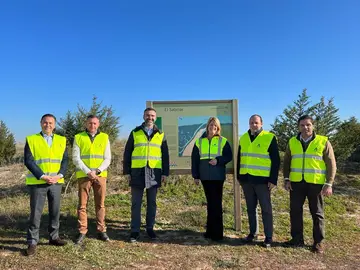 Foto de familia en la visita del carril bici de Calatilla