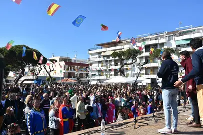 Una abarrotada plaza 26 de abril da el pistoletazo de salida al Carnaval de la Luz