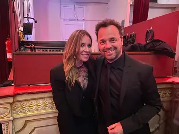 Rocío Márquez, felicitada por el concejal de Cultura, Daniel Mantero, en la gala