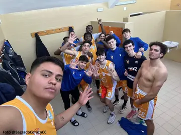 Los cacereños celebran su triunfo sobre los amarillos.