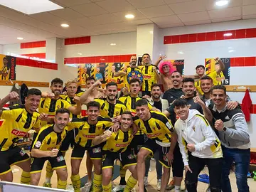 El plantel aurinegro celebra su triunfo sobre el Sevilla Atlético.