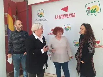 M&oacute;nica Rossi en la sede de IU con m&aacute;s integrantes de IU Huelva