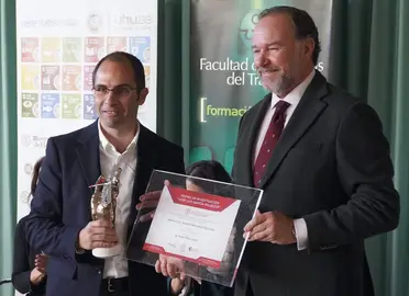 José Luis García Palacios entrega el Premio a Rafael Pérez