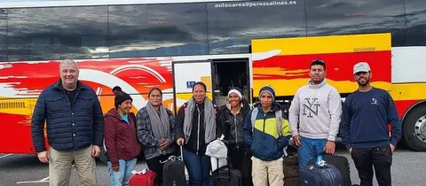 llegada-10-de-febrero.-Manuel-Piedra-y-Cristian-Cumbreras-con-un-grupo-de-los-trabajadores-Hondureños-800x350