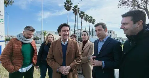 Enrique-Gaviño, acompañado de integrantes de su partido