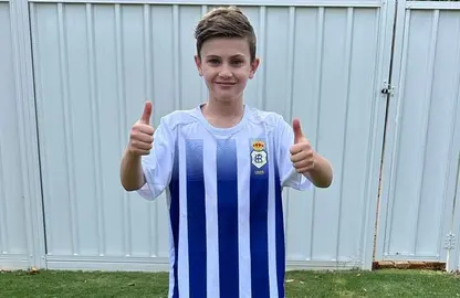 El australiano Noah Philip Cross con una equipación del Recre.