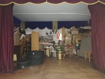 Material acumulado en el escenario de la sede vecinal de Verde Luz