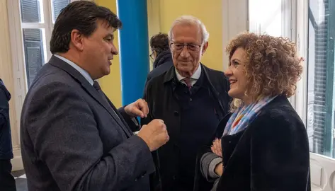 Gabriel Cruz y María Eugenia Limón conversan ante López Garzón en un acto reciente