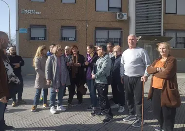 M&oacute;nica Rossi en la calle Magnolia del Torrej&oacute;n con vecinas y vecinos