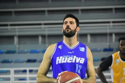 Chemari Morales lanza un tiro libre para el Ciudad de Huelva.
