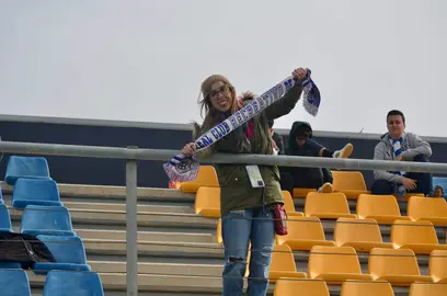 Una aficionada del Recreativo en la Ciudad Deportiva del Cádiz.