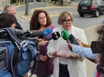 Inmaculada Nieto y Mónica Rossi, junto al Hospital Juan Ramón Jiménez (Huelva)