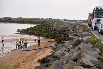 Trabajos de limpieza en el espigón de Huelva