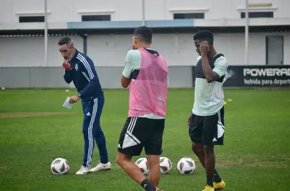 Abel Gómez hace de árbitro en un entreno del Recre.