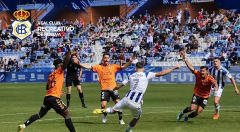 Iago Díaz remata ante las protestas de los jugadores del Antequera.