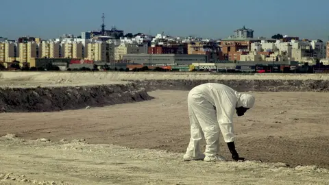 Recogiendo muestras de los fosfoyesos de Huelva, con la ciudad al fondo
