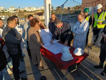 Carmelo Romero muestra los planos a la consejera