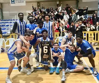 El EB celebra su victoria en la cancha de PMD Aljaraque.