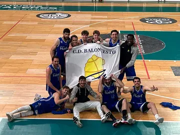 Los jugadores del Ciudad de Huelva celebrando el triunfo en Cáceres.